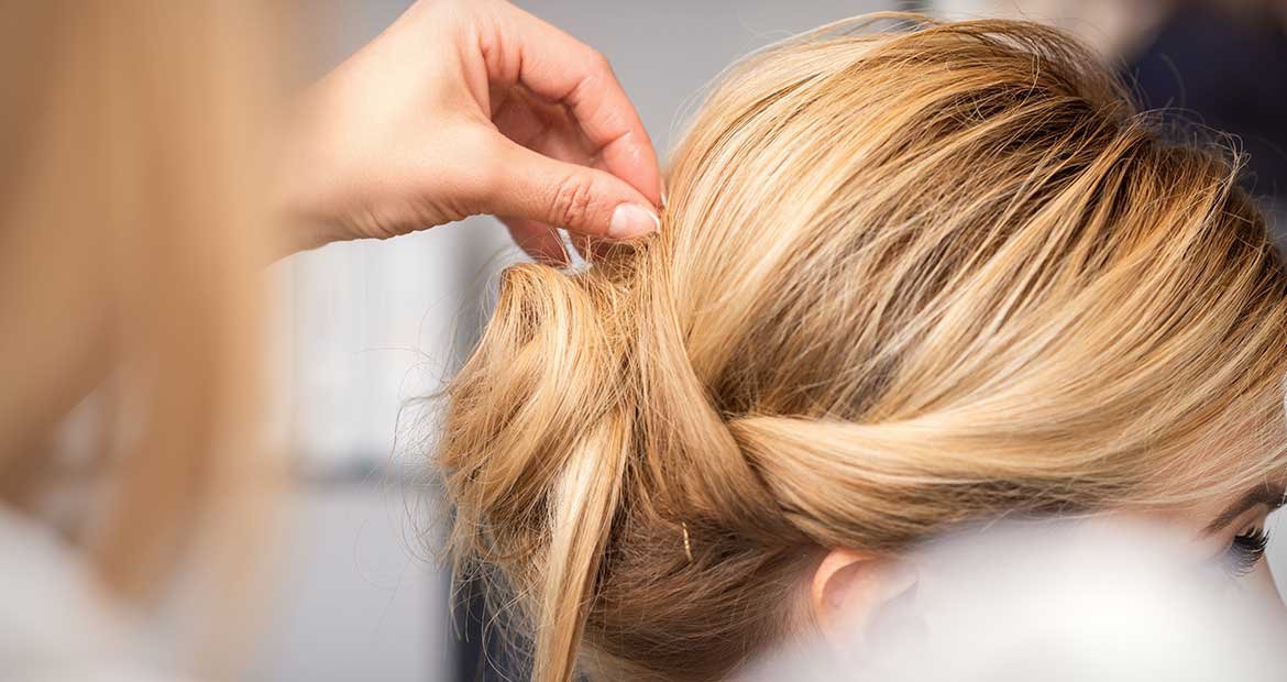 Profissional Mexendo No Coque De Mulher Com Cabelo Loiro